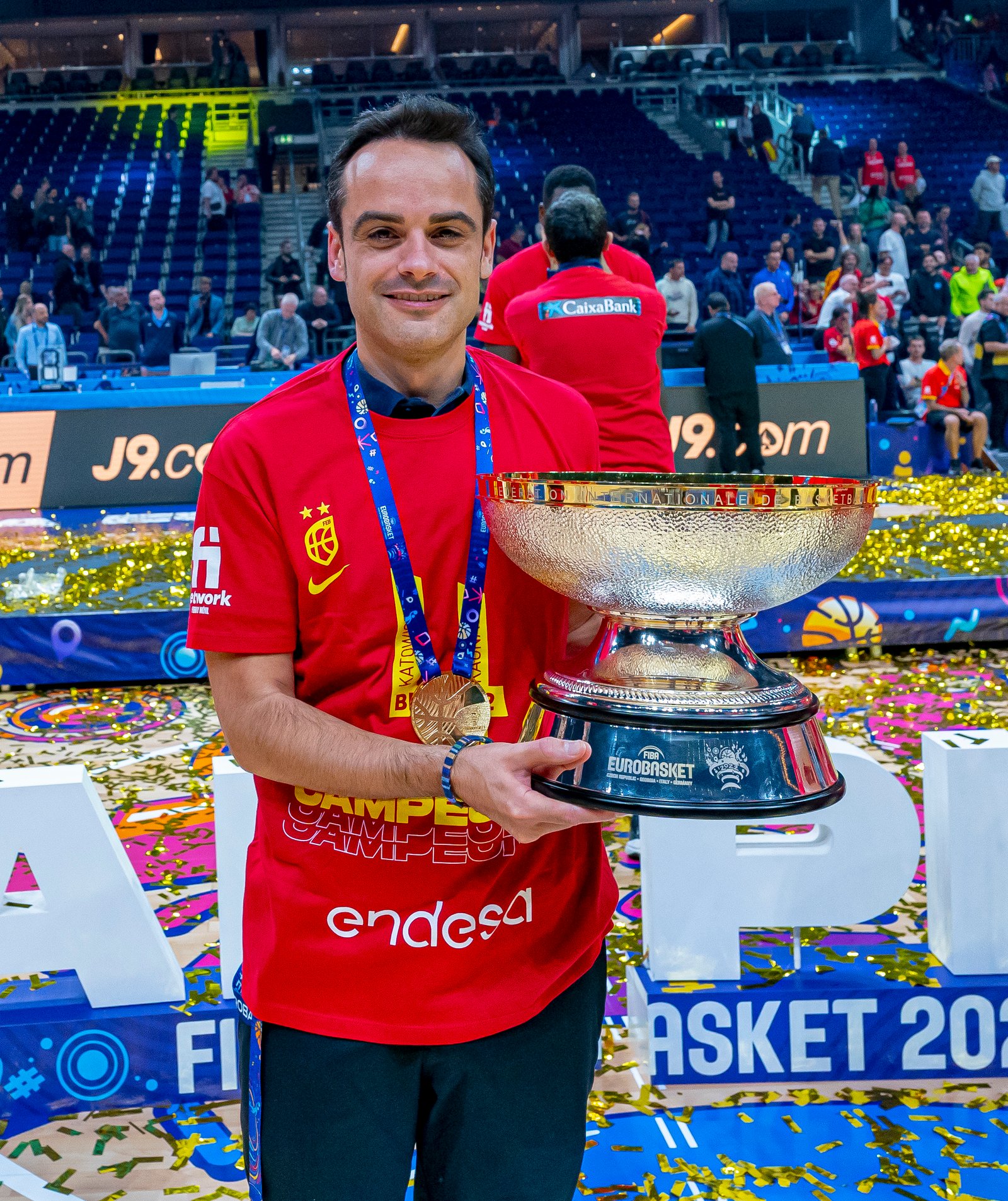 Jorge Lorenzo con trofeo EuroBasket 2022