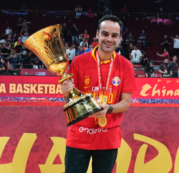 Jorge Lorenzo con trofeo FIBA Basketball World Cup China 2019